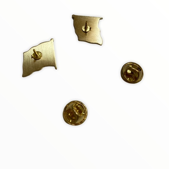 ✨🛍️ Vintage American Flag Pins - Picture 3 of 3